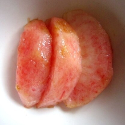 頂いた桃がたくさんあったので、保存用と思って冷凍。
・・・３時間後、半冷凍状態で味見したら、とってもおいしい！
結局全部食べちゃいました。また作らなきゃ。
